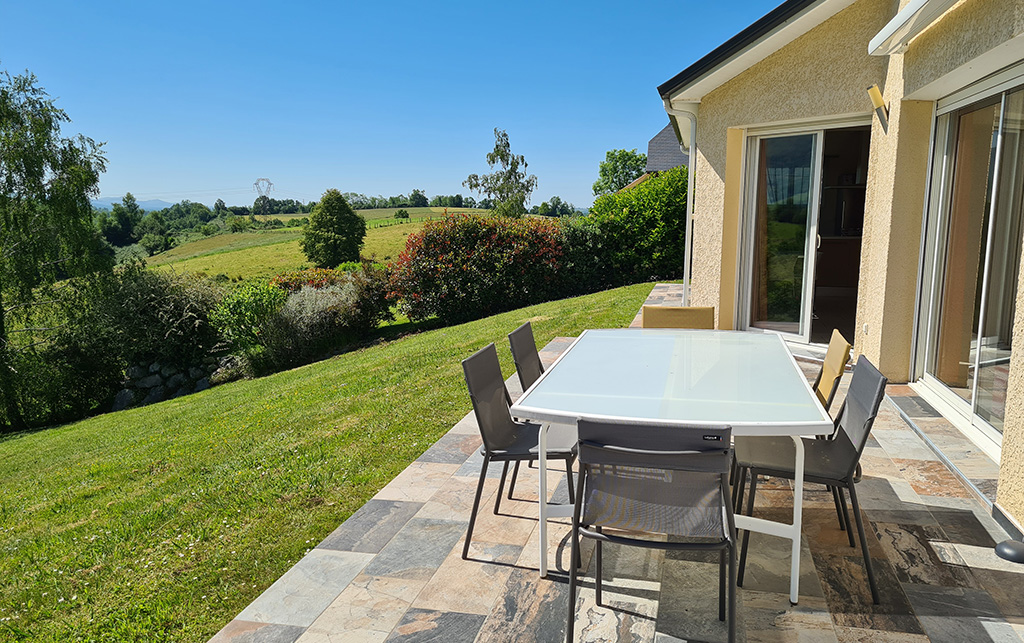 Gite Gousseau 64 contemporain terrasse vue pyrenees